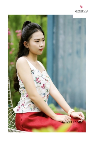 ÁO TRẮNG VÁY ĐỎ LINEN HỌA VĂN TRẺ TRUNG Yumi Hana